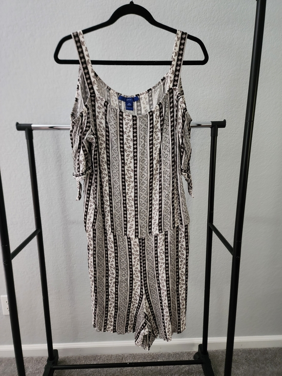 Apt. 9 Pants - Apt. 9 Black & White Vertical Print Sleeveless Top